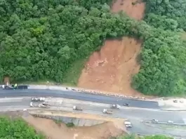 BR-376 é liberada em pista simples após 9 dias de interdição Trecho do deslizamento de terra na BR-376