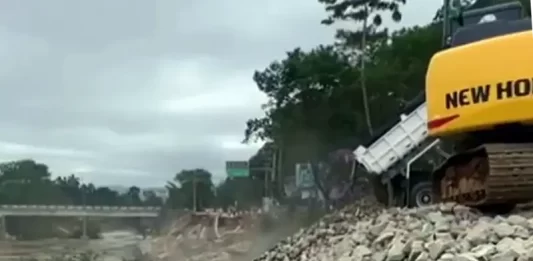 Trabalho de recuperação da margem da BR-282 junto ao Rio Cubatão