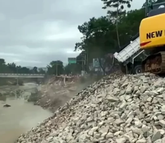 Consertos avançam, mas não há perspectiva de liberação das BRs 282 e 376 Trabalho de recuperação da margem da BR-282 junto ao Rio Cubatão