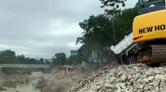 Trabalho de recuperação da margem da BR-282 junto ao Rio Cubatão