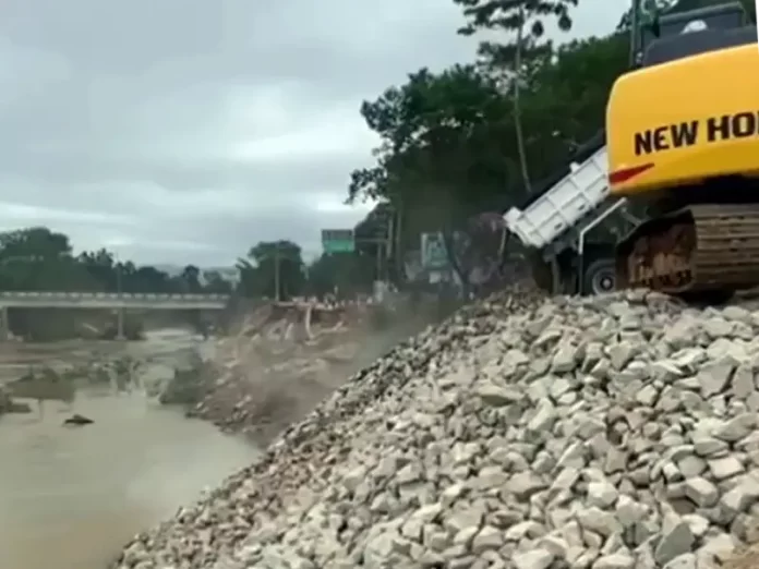 Trabalho de recuperação da margem da BR-282 junto ao Rio Cubatão