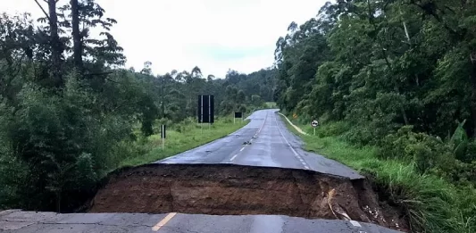 Cratera na BR-280 em Corupá