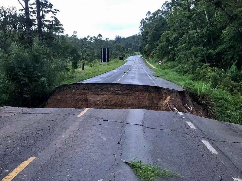 Cratera na BR-280 em Corupá