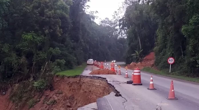 Desmoronamento na BR-282 em Águas Mornas