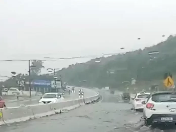 No viaduto da Vargem Pequena na SC-401 há acúmulo de água na pista principal