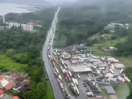 BR-101 seguirá interditada durante toda esta segunda-feira Fila de 20km no Morro dos Cavalos em Palhoça