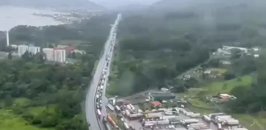 BR-101 seguirá interditada durante toda esta segunda-feira Fila de 20km no Morro dos Cavalos em Palhoça