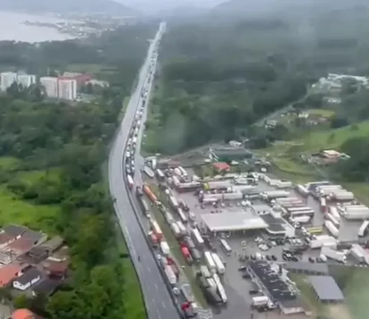 Fila de 20km no Morro dos Cavalos em Palhoça
