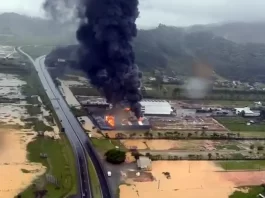Incêndio com produto tóxico ocorre às margens da BR-101 Incêndio com produto tóxico em empresa de logística na BR-101 em Penha