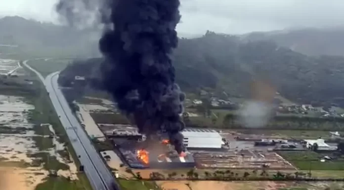 Incêndio com produto tóxico em empresa de logística na BR-101 em Penha