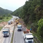 Limpeza da BR-101 no Morro dos Cavalos em Palhoça após deslizamento