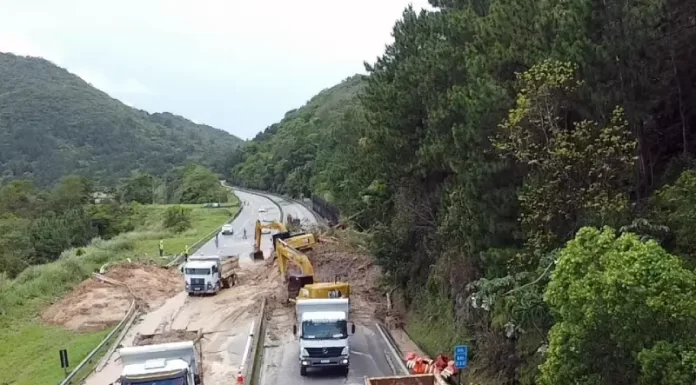 Limpeza da BR-101 no Morro dos Cavalos em Palhoça após deslizamento
