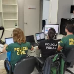 Policiais e promotores de justiça analisam possíveis contratos fraudulentos em SC na Operação Mensageiro - Foto: Gaeco/Divulgação/CSC