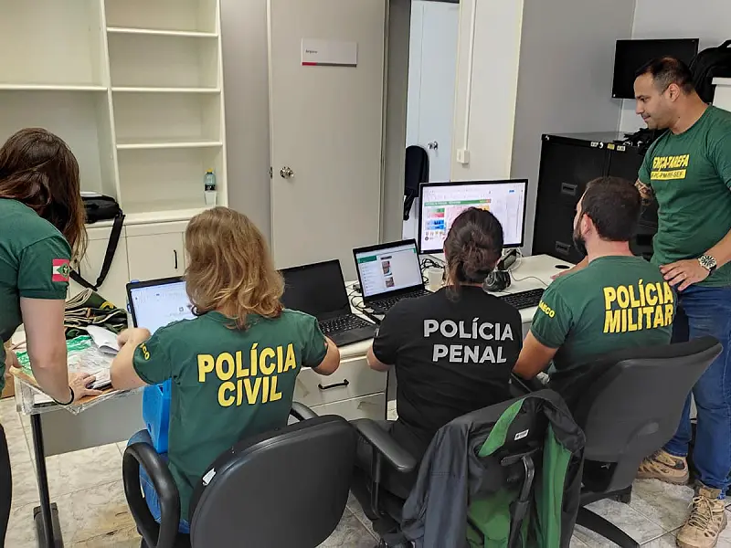 Policiais e promotores de justiça analisam possíveis contratos fraudulentos em SC na Operação Mensageiro - Foto: Gaeco/Divulgação/CSC