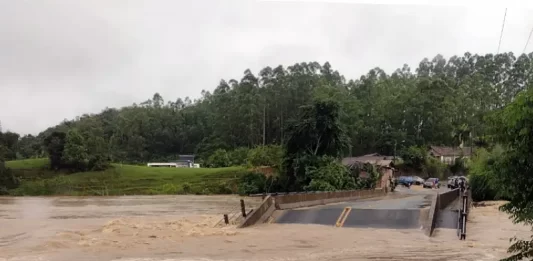 Ponte destruída em São Martinho