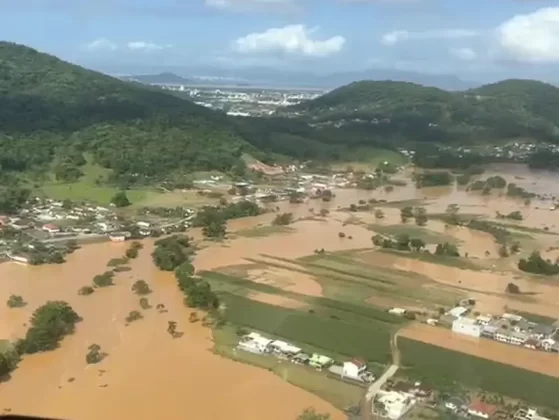 Diversas cidades de SC ficaram alagadas