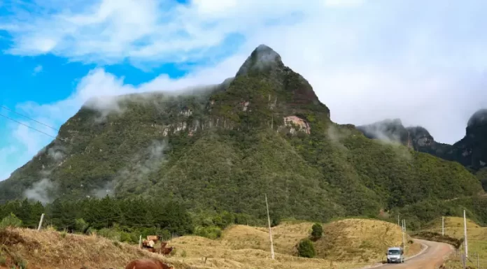 Estrada SC-370, que leva à Serra do Corvo Branco