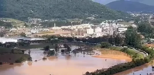 Trecho da BR-282 interditado em Santo Amaro da Imperatriz