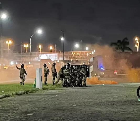 Tropa de choque da PM foi utilizada para remover pessoas da rodovia em Itajaí e Içara