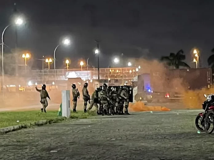 Tropa de choque da PM foi utilizada para remover pessoas da rodovia em Itajaí e Içara