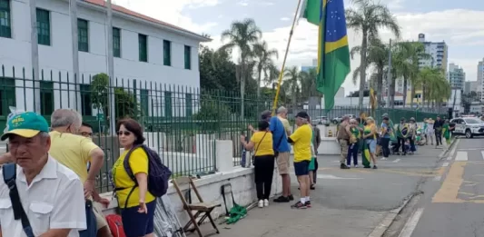 Manifestantes são retirados da frente do Batalhão do Exército no Estreito