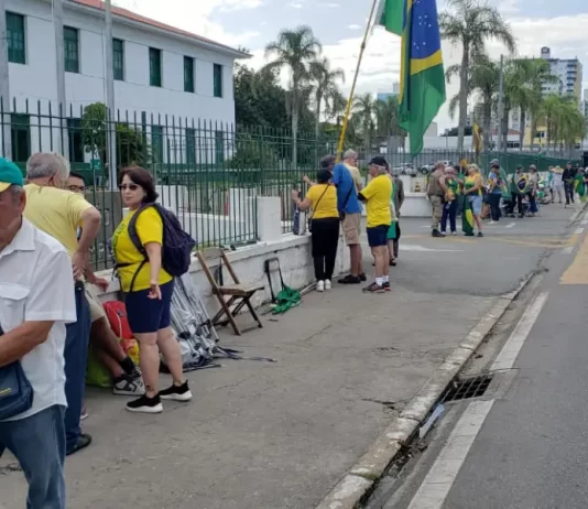 Manifestantes são retirados da frente do Batalhão do Exército no Estreito