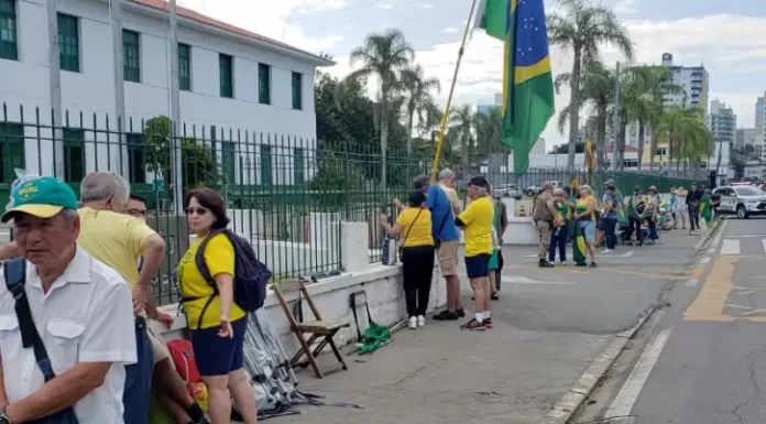 Manifestantes são retirados da frente do Batalhão do Exército no Estreito