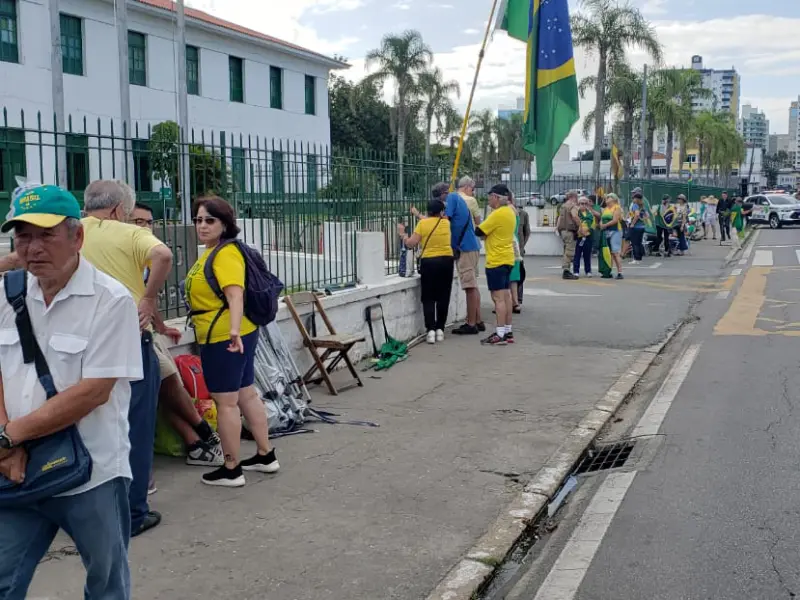 Manifestantes são retirados da frente do Batalhão do Exército no Estreito