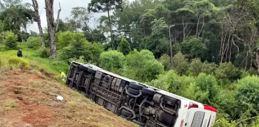 Ônibus que saiu de Florianópolis tomba no Paraná e 7 morrem Ônibus que saiu de Florianópolis bate no Paraná e 7 morrem