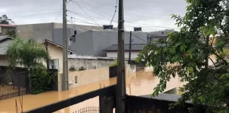 Atingidos por enchentes em São José sacam FGTS para reconstruir lares