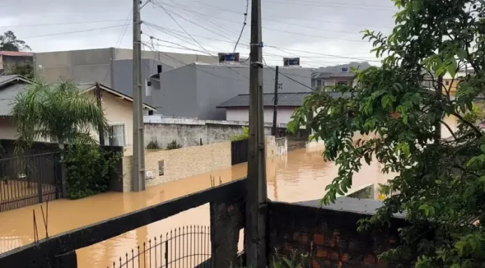 Atingidos por enchentes em São José sacam FGTS para reconstruir lares
