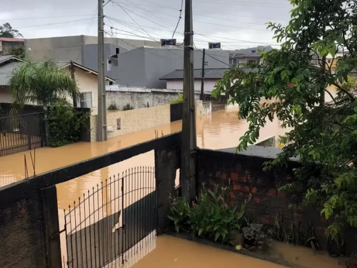 Atingidos por enchentes em São José sacam FGTS para reconstruir lares