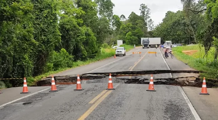 Cratera é aberta pela chuva na BR-470