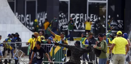 Manifestantes invadem Congresso, Planalto e STF