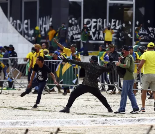Manifestantes invadem Congresso, Planalto e STF