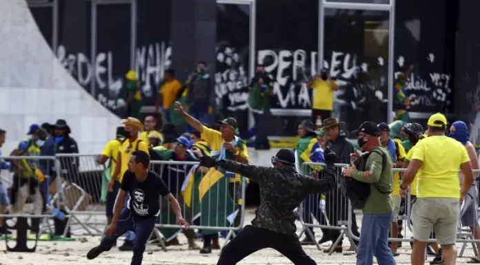 Manifestantes invadem Congresso, Planalto e STF