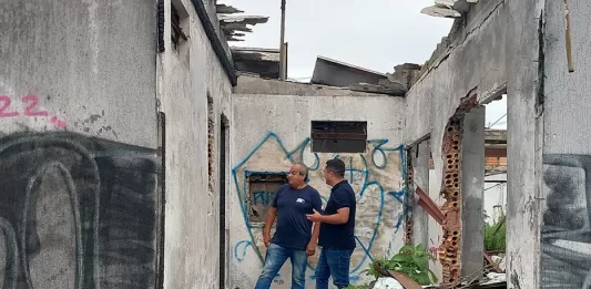 Prefeitura põe ao chão casa abandonada no Kobrasol em São José