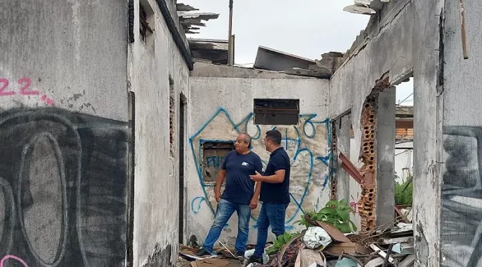 Prefeitura põe ao chão casa abandonada no Kobrasol em São José