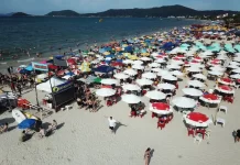 Mesas e cadeiras em praias de Florianópolis
