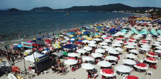 Florianópolis abre canal de denúncias de irregularidades Mesas e cadeiras em praias de Florianópolis
