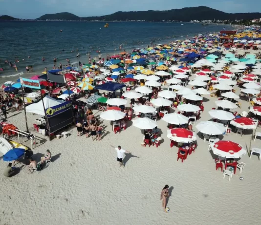 Mesas e cadeiras em praias de Florianópolis
