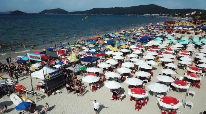 Mesas e cadeiras em praias de Florianópolis