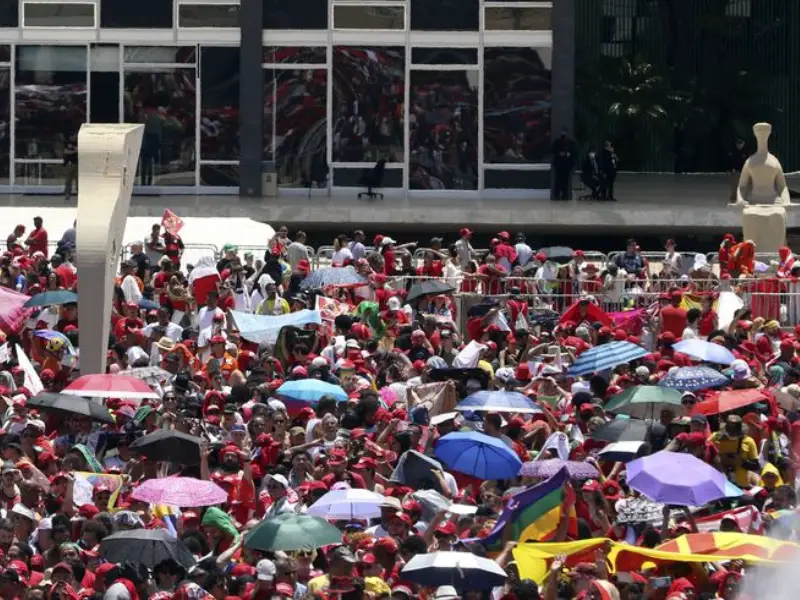 Multidão na Esplanada dos Ministérios na posse de Lula em 2023