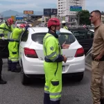 Policiais penais auxiliam motorista que passou mal na BR-101