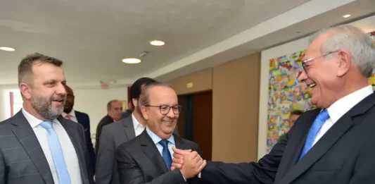 Governador assina MP da reforma administrativa em posse de secretários Mello deu posse à Comper e Dreveck