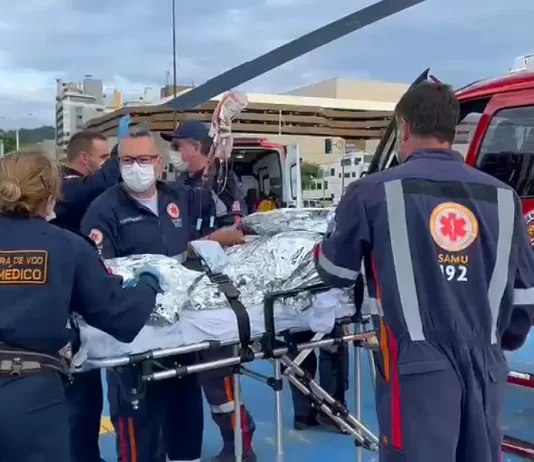 Grávida recebe transfusão de sangue em helicóptero Grávida recebe transfusão de sangue em helicóptero