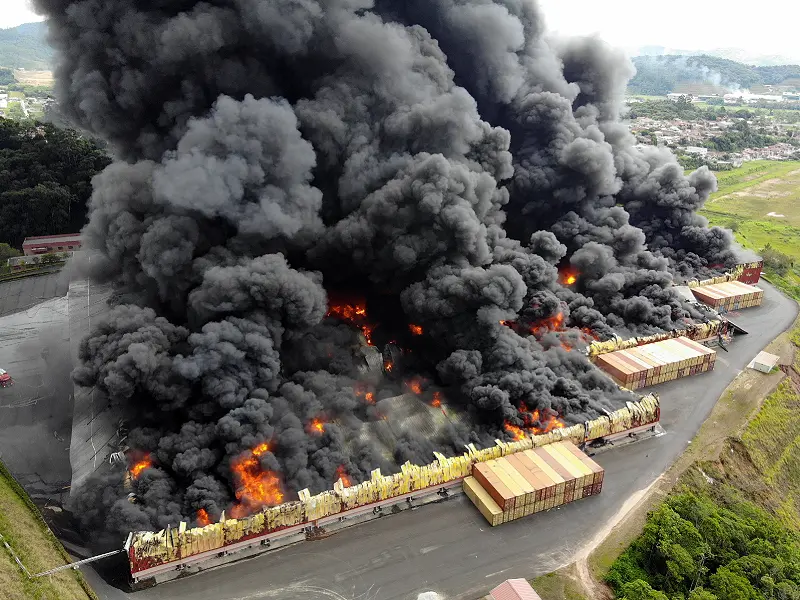 Incêndio de grande proporções na fábrica da empresa Irmãos Fischer