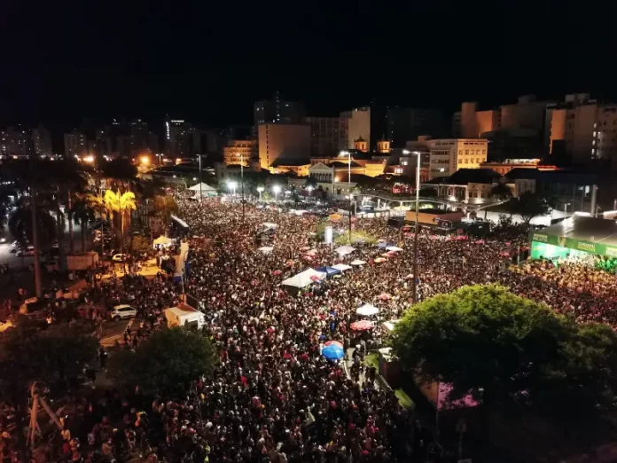 Bloco dos Sujos reúne 100 mil pessoas no Centro de Florianópolis
