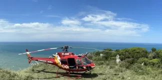 Mulher é resgatada de helicóptero no Morro da Coroa, na Lagoinha do Leste