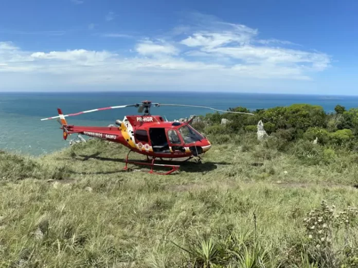 Mulher é resgatada de helicóptero no Morro da Coroa, na Lagoinha do Leste